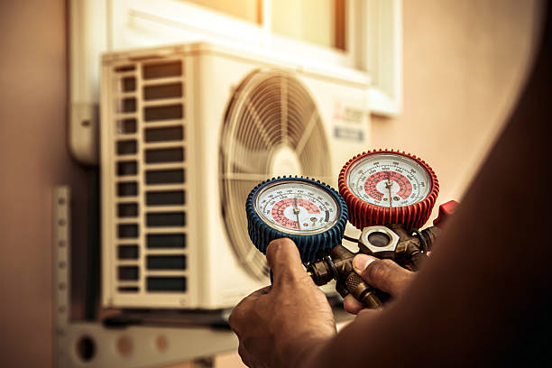 Professional Hvac technician working in Hiseville, KY